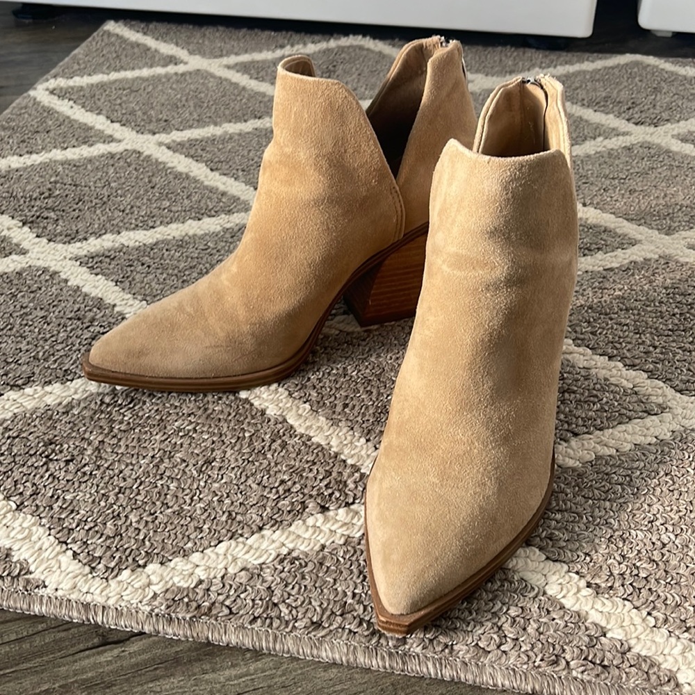 Steve Madden Camryn tan suede bootie with zipper heel
